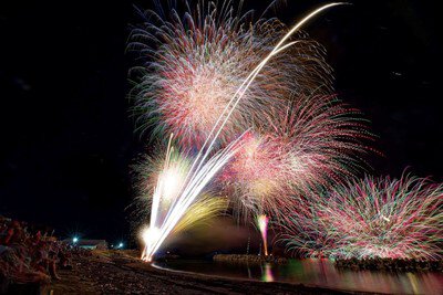八峰花火フェス 2026 雄島から打ち上げられる鮮やかな花火が八峰町の夜空を彩る
