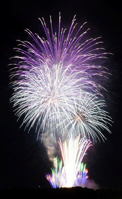 鳥取しゃんしゃん祭 日本海新聞発刊50周年記念「第73回市民納涼花火大会」 「For You, For Tottori.」をテーマにさまざまな花火が楽しめる