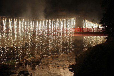 秋季弘法大師大祭奉納花火大会 桂川に仕掛けられたナイアガラの滝の花火