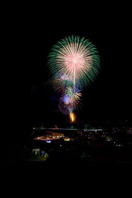 ひだ桃源郷くぐの納涼夏まつり くぐの大花火 夜空に映える色鮮やかな打ち上げ花火