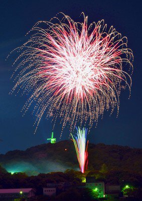 第50回 サンフェスタしんなんよう 風車とともに夜空を彩るカラフルな花火