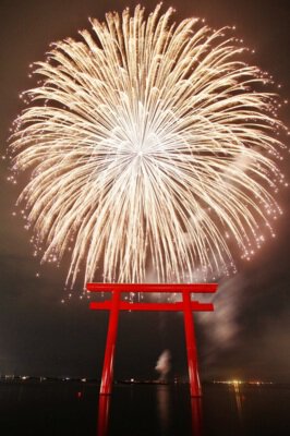式年大祭御船祭記念 第46回 鹿嶋市花火大会 北浦に立つ「西の一之鳥居」と夜空を彩る大輪の花火