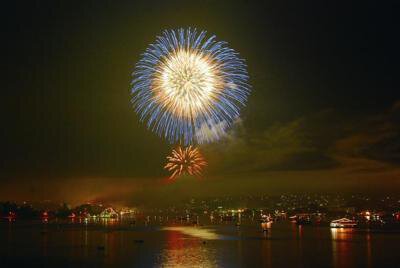 第79回 塩竈みなと祭前夜祭花火大会 海面に映る光とともに楽しむ迫力の一発