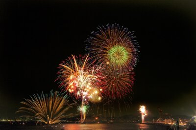 第42回 アジアポートフェスティバル in KANMON 2026 関門海峡花火大会 鮮やかな花火が海に反射する