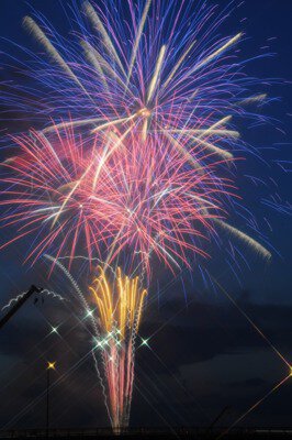 第69回 にいはま納涼花火大会 夜空を彩る色とりどりの花火が迫力満点