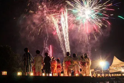 제5회 메무로 불꽃축제 "카논 2026" 팝송과 레이저 쇼의 연출과 함께 대형 불꽃이 발사된다