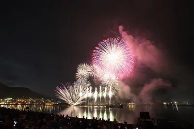 하코다테 신문사 제27회 하코다테 항 불꽃축제 ~바의 날 제정 기념 5곳에서 발사되는 파노라마 스타마인이 밤하늘을 밝힌다