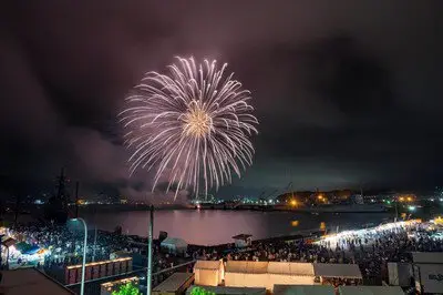 제80회 무로란 항 축제 낙량 불꽃축제 불꽃과 미코시 등 즐거운 이벤트가 줄있다
