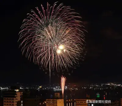 Fireworks performed in harmony with the night view