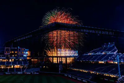 파이터즈 초 불꽃축제 - 경기 종료 후 6,000발 이상의 불꽃이 발사된다 (C) H.N.F.