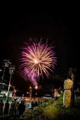 제64회 소운쿄 온천 협곡 불축제: 호쾌하게 쏘아올리는 불꽃을 눈과 귀로 체험할 수 있습니다