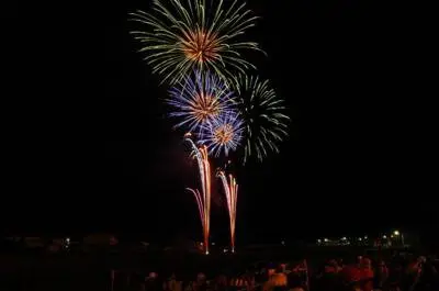 제44회 아시로로 고향 본오도리·양국 불꽃축제: 음악에 맞춰 다양한 불꽃이 쏘아올려집니다