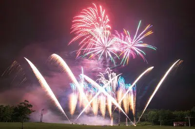 루스츠 리조트 여름방학 스페셜 불꽃축제: 정성껏 기획된 연출과 박력 있는 불꽃의 경연을 놓치지 마세요