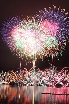 제57회 도호쿠마치 호수축제 불꽃축제 오가와라호 수면에 화려한 불꽃이 비칩니다