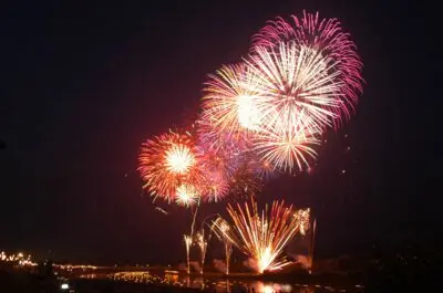 제65회 기타카미·미치노쿠 예능축제 '트로코 흘리기와 불꽃의 저녁' - 축제 마지막 날에 다채로운 불꽃을 즐길 수 있습니다
