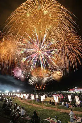 이시다테야 꿈 축제 - 강변에서 여유롭게 휴식하며 이시다테야의 불꽃을 즐길 수 있습니다