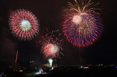 제33회 도노 낭랑 불꽃축제 - 산들에 울려 퍼지는 소리가 만들어내는 현장감은 압도적입니다