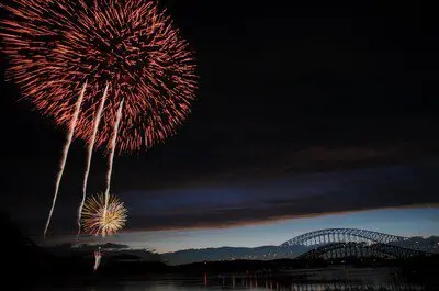 大輪の赤い花火が夜空を彩る壮観な瞬間