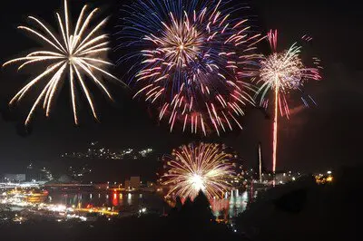 정제 시행 100주년 기념 제59회 오나가와 미나토 축제 - 오나가와만 내부에서 발사되는 불꽃은 압도적입니다