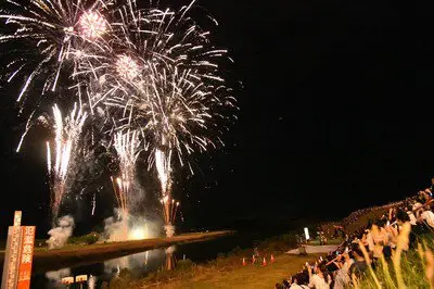 오사키 불꽃축제 2026 발사되는 불꽃이 관객석과 가까이 몰입감 넘치는 불꽃을 즐길 수 있습니다