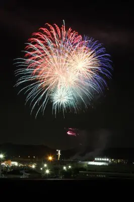 제32회 마호로바 여름축제 '마호로바 꿈불꽃' 거대한 불꽃이 차례로 발사됩니다