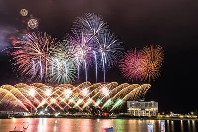 제41회 나토리 여름축제 활기차게 발사되는 알록달록 불꽃
