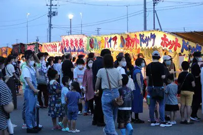 縁日会場には多くの屋台が出店され、お祭りグルメが楽しめる