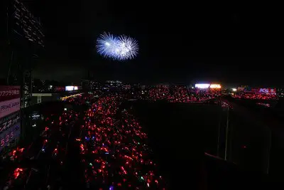 ルミカライトの光が客席を赤く染める