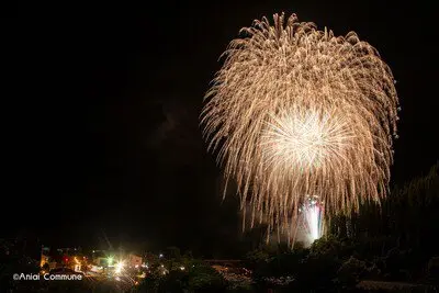 제64회 아니 불꽃과 등락류 — 산골짜기에 울려 퍼지는 3000발의 불꽃 경연