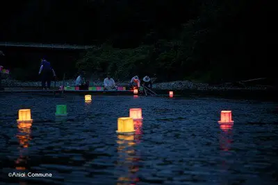 阿仁川に浮かぶ絵灯籠