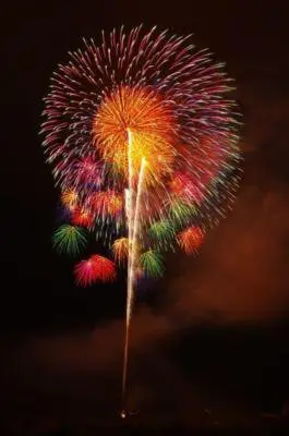 제73회 마무로가와 축제 불꽃대회 — 약 2000발의 불꽃이 밤하늘에 꽃을 피웁니다