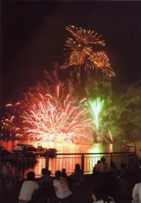 제53회 우라반다이 화의 산 축제 — 음악에 맞춰 스타마인 등이 쏘아 올려집니다
