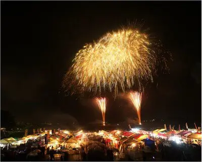 이치잇카손 닛파시가와 '강의 축제' 불꽃축제 — 중국 불꽃은 독특한 색과 폭발음이 특징