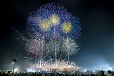 제71회 이와키 불꽃축제 — 화려한 대형 불꽃이 밤하늘과 바다를 물들입니다
