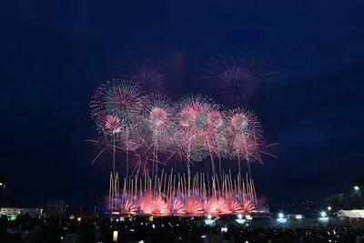 観客の熱気と共に舞い上がる光