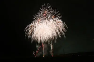 제35회 후쿠야마 여름축제 — 음악 창작 불꽃 등 약 5,000발이 밤하늘을 수놓습니다