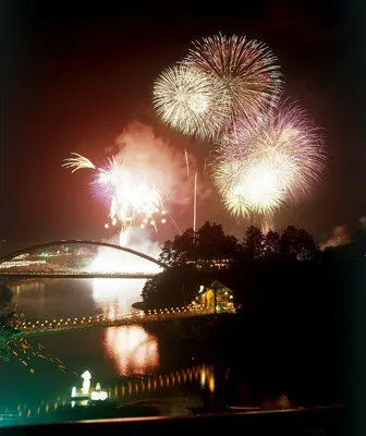 제89회 레이축제 유등 불꽃축제 — 수중 불꽃, 나이아가라, 10호탄 등 화려한 불꽃이 밤하늘에서 피어납니다