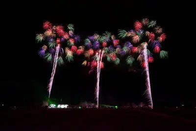 3カ所から同時に咲き誇る色彩豊かな花火