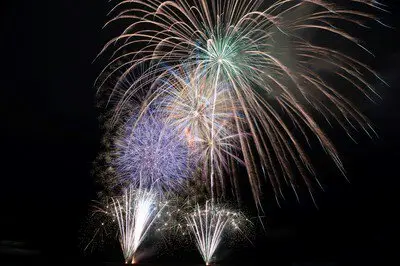 夜空を染める多彩な花火の競演