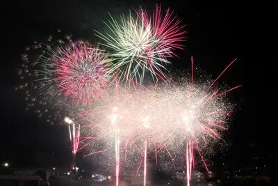 제54회 모카시 여름축제 대불꽃축제 - 박력 있는 음악과 레이저광 연출 속에 차례로 불꽃이 발사됩니다