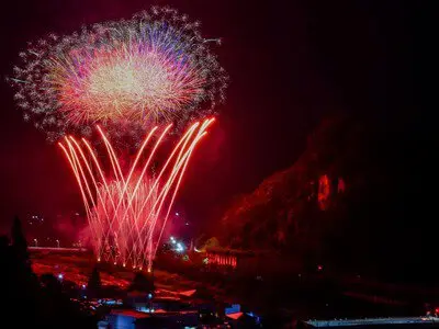 제42회 쓰마고이 축제 — 피날레에서는 생동감 넘치는 불꽃을 즐길 수 있습니다