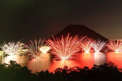 하루나코 불꽃축제 — 하루나후지를 배경으로 쏘아 올려지는 선명한 불꽃