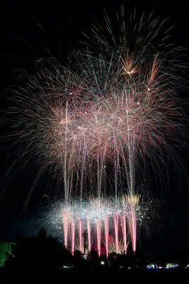 제37회 닛타 축제 불꽃대회 — 클라이맥스를 수놓는 연속 불꽃