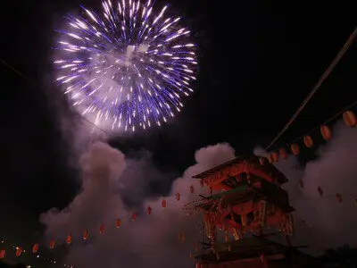 제39회 쿠로호네 여름 축제 — 축제 회장에서 1000발의 불꽃이 쏘아 오르는 모습을 볼 수 있습니다