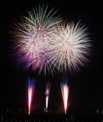 令和8年度 明和まつり 鮮やかな花火が祭りでにぎわう町の空を彩る