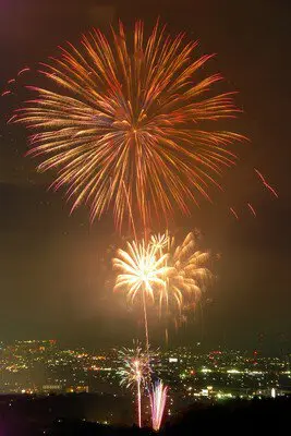 夜空に大輪の華を咲かせる箕郷の夏花火