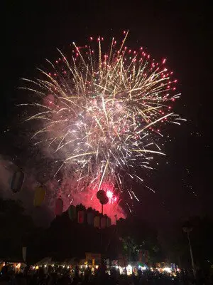 가스카베 대연 불꽃축제: 스타마인과 소형 불꽃 등의 불꽃이 가스카베의 밤하늘을 수놓습니다