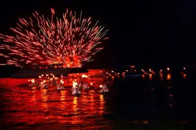 第62回 南房総白浜海女まつり 鮮やかに花開く水中花火が辺りを幻想的な空間に変える