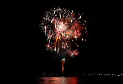 가모가와 시민 불꽃축제 — 약 3000발의 색색의 불꽃이 해안의 밤하늘로 쏘아 올려져요