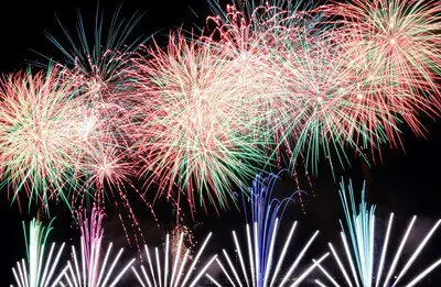 마쓰도 불꽃축제 2026 — 색색의 1만 2000발의 불꽃이 밤하늘에 만개해요